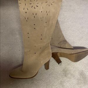 Size 9 Elegant Tan Suede heeled Women's Boots